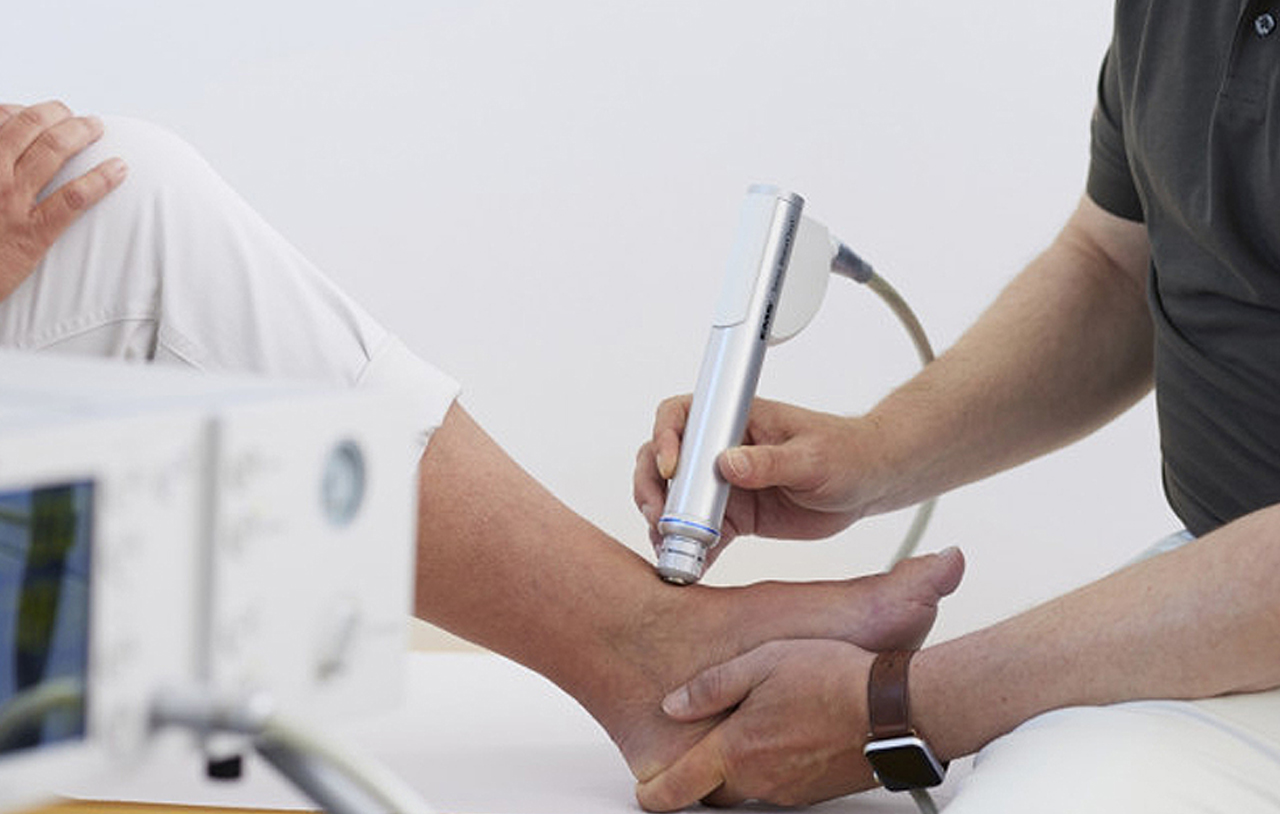 Die Chirurgie Bad Schwartau bietet Stoßwellentherapie, Lasertherapie, Kinesiotaping und Eigenblutbehandlung an.